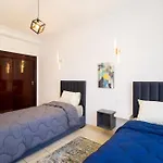 Stylish & Bright 3-Bedroom Apartment For Max Of 8, City Center With Air Conditioning And Free Parking