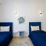 Stylish & Bright 3-Bedroom Apartment For Max Of 8, City Center With Air Conditioning And Free Parking